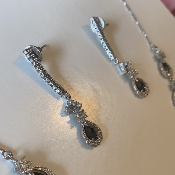 Costume jewelry set never worn silver black set - Picture 4 of 8